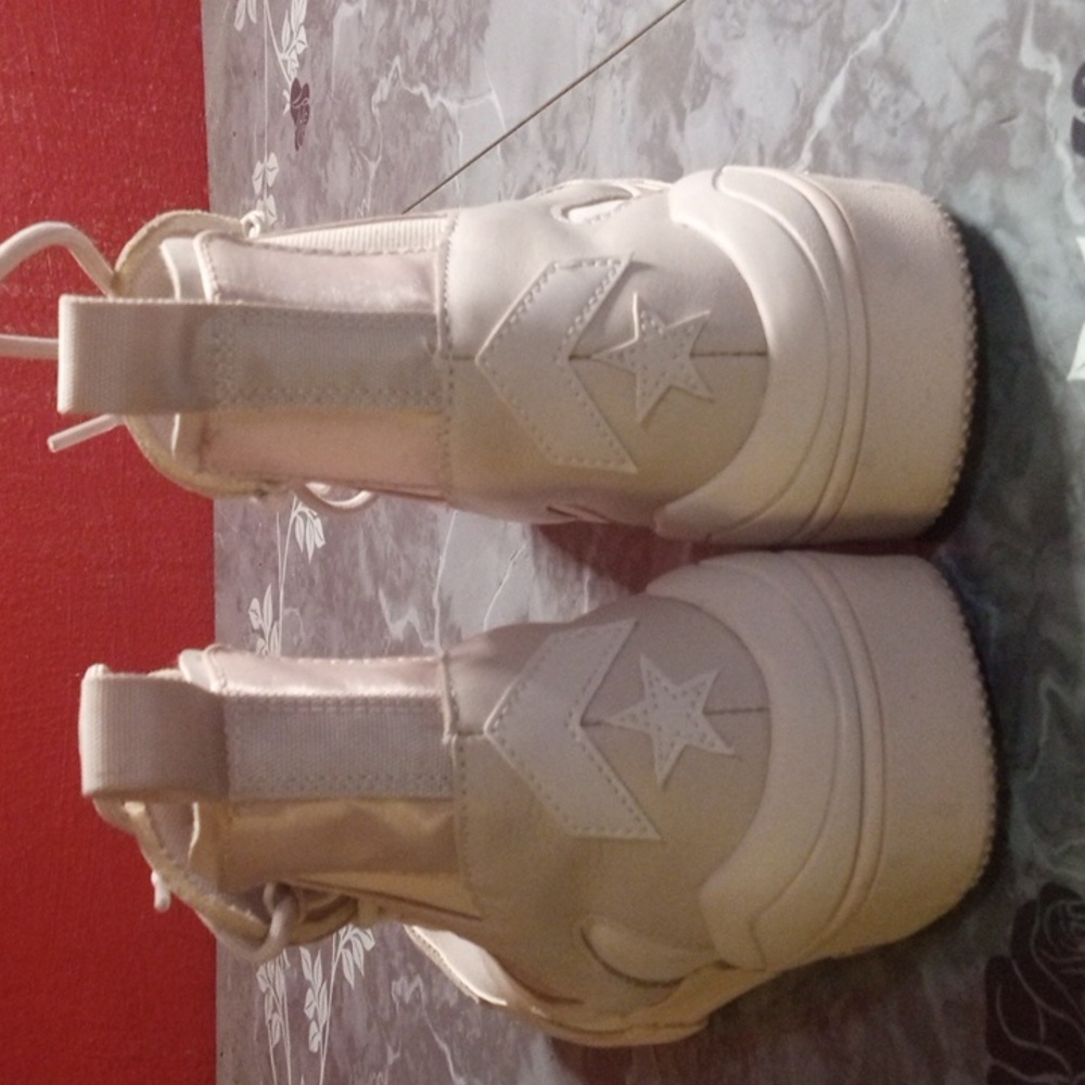 Women's Pink Converse sneakers size 7. - Picture 2 of 5